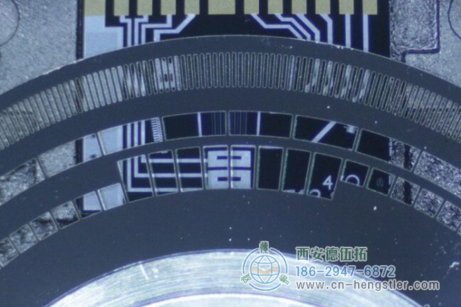 光學增量旋轉編碼器盤和光電傳感器的放大視圖 光學增量旋轉編碼器盤和光電傳感器的放大視圖