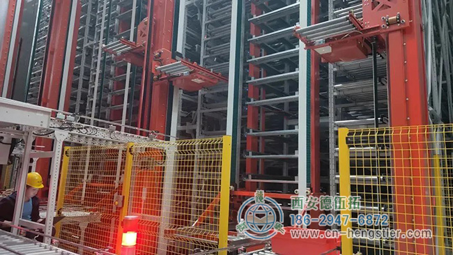 堆垛機在編器器的作下在物流倉儲的工作現場 堆垛機在編器器的作下在物流倉儲的工作現場